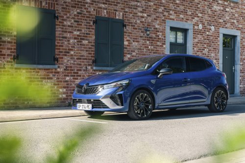 NOUVELLE RENAULT CLIO: LA REFERENCE DES CITADINES POLYVALENTES INAUGURE UN NOUVEAU STYLE