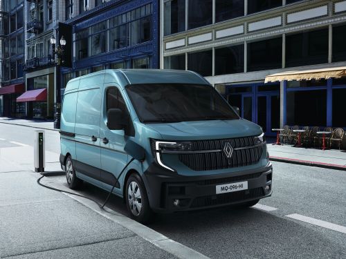 MASTER E-TECH 100% ELECTRIC AVEC 460 KM D’AUTONOMIE, LA NOUVELLE RÉFÉRENCE EN MATIÈRE D’AUTONOMIE ET