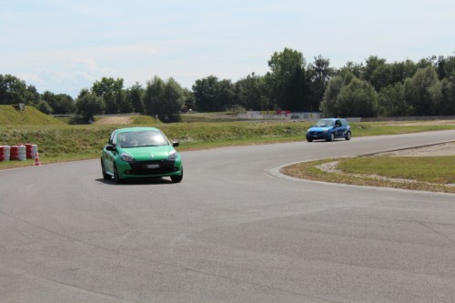 Clio III RS vert alien et en deuxième plan, une Clio II Ragnotti